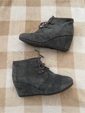 Toms Women’s size 8 Charcoal Suede Wedge Ankle Boots